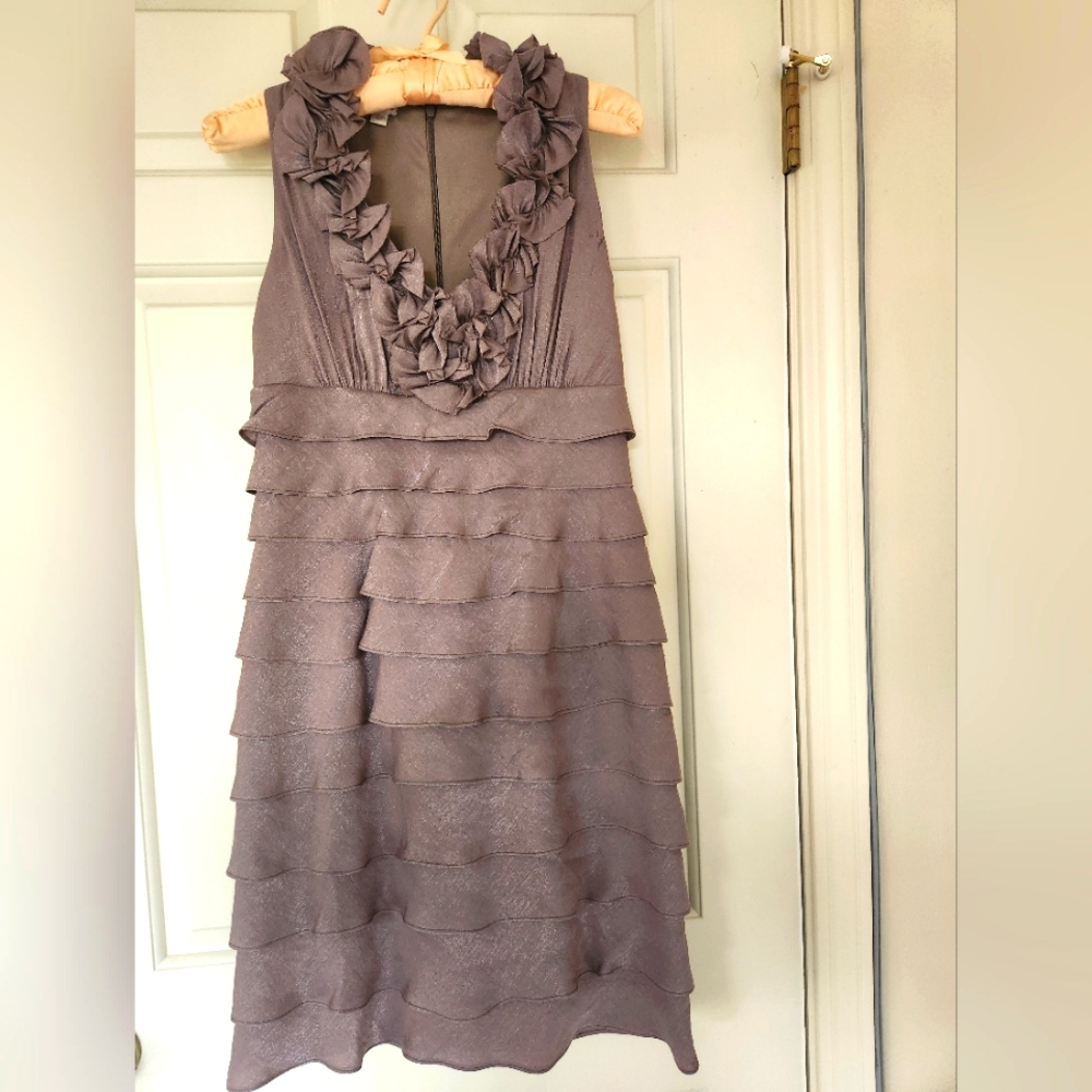 Party dress with ruffled v neck and layered bottom 4P EUC